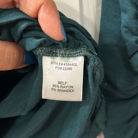 💜 2/$20 Skies Are Blue closed neck, Green Hunter, long sleeves, Medium size top - Picture 5 of 6